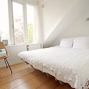 Bed & Breakfast Beautiful 2 Floor Vondelpark Apartment., Amsterdam